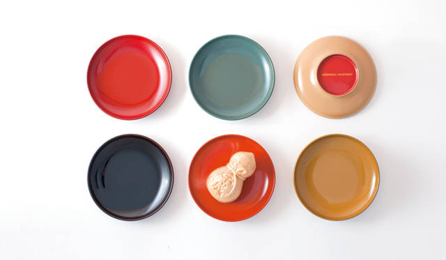 <strong>大日本市 伊勢丹店</strong>　越前漆の塗師工房“漆琳堂”が立ち上げた「aisomo cosomo」。　「まめ皿」 各1995円、「溜塗り」 2415円