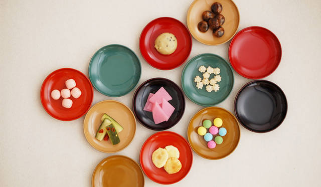 <strong>大日本市 伊勢丹店</strong>　「alsomo cosomo」は、100％漆でありながら手頃な価格帯と、ポップで風合いのある色合いが、日常になじむあらたな漆器を実現している