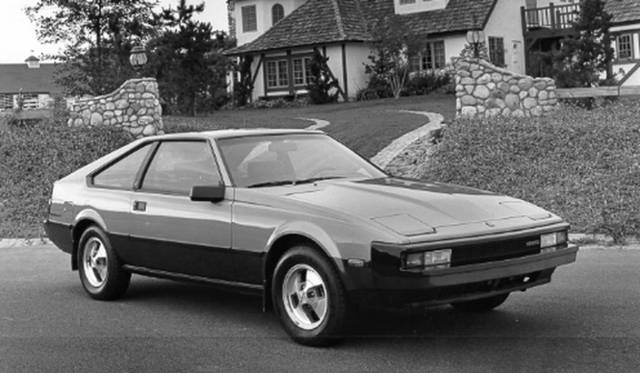 <strong>Toyota Supra｜トヨタ スープラ　(日本名セリカXX)</strong><br />ロータス・カーズ創始者であるコーリン・チャップマンの協力によって生み出された 日本で放映されたテレビCMにもコーリン・チャップマンは出演している　1981-1986年にかけて製造された