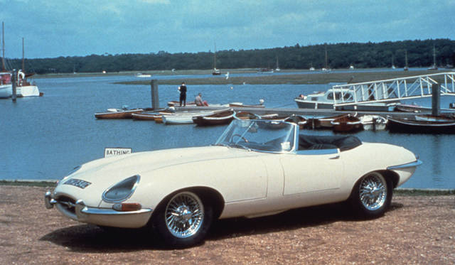 <strong>Jaguar E-Type｜ジャガー Eタイプ</strong><br />1961-1975年にかけて製造されたスポーツカー。レーシングカーだった「Cタイプ」、「Dタイプ」のイメージを受け継いで、市販車ながら「Eタイプ」と名づけられ、たかい人気を得た
