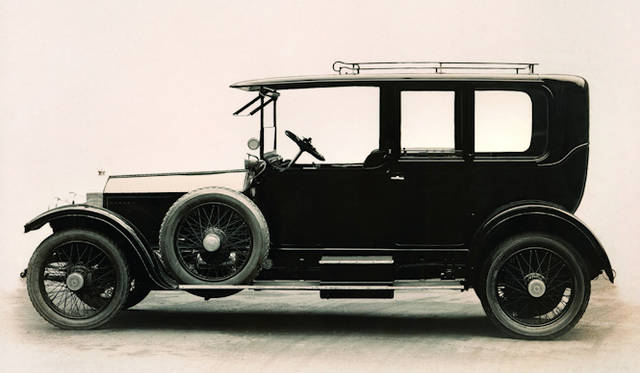 <strong>Rolls-Royce Silver Ghost｜ロールスロイス シルバーゴースト</strong><br />過酷な耐久テストをクリアしたテストカーのボディーカラーが銀色だったため、以後「シルバーゴースト」と呼ばれるようになった　1906-1925年まで製造された