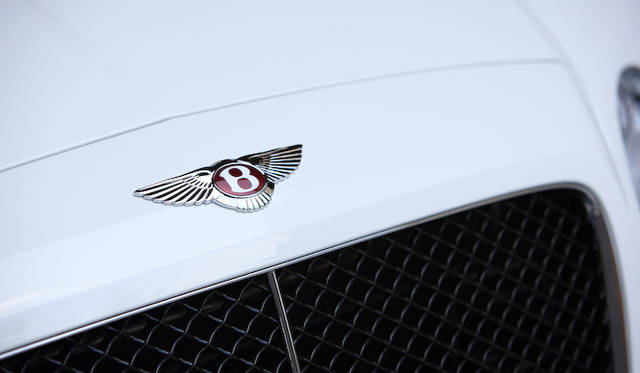 <strong>Bentley Continental GT V8｜ベントレー コンチネンタル GT V8</strong><br />ラジエターグリルはW12気筒モデルのクロームにたいして黒  Bマークの背景色はW12気筒モデルの黒にたいして赤 というのがコンチネンタルGT V8の外観上の特徴だ
