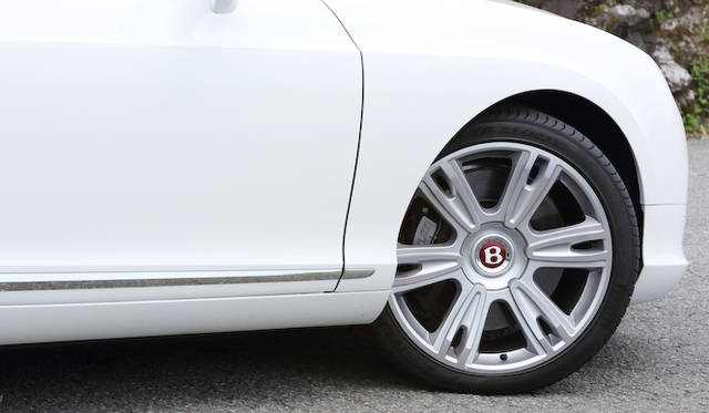 <strong>Bentley Continental GT V8｜ベントレー コンチネンタル GT V8</strong><br />試乗車は21インチ6ツインスポーク アロイ・ホイール（ペイント仕上げ）（428,100）を装着していた