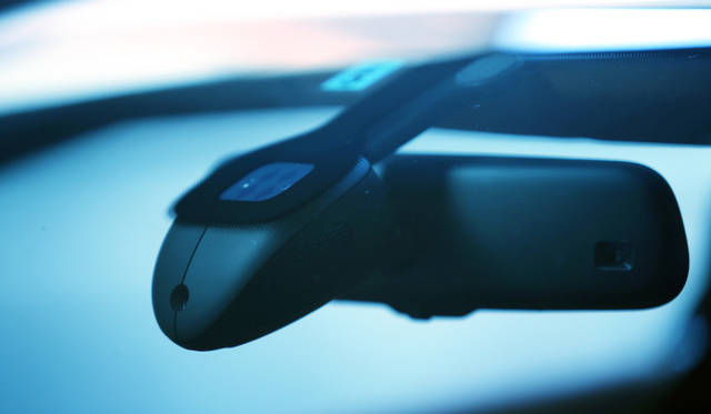 <strong>Bentley Continental GT V8｜ベントレー コンチネンタル GT V8</strong><br />ルームミラーの背面にあるのはレインセンサー