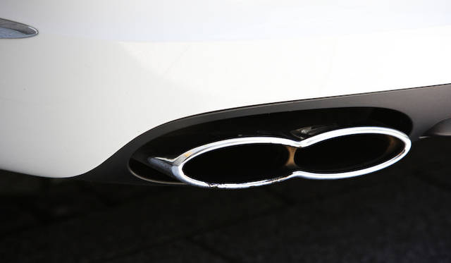 <strong>Bentley Continental GT V8｜ベントレー コンチネンタル GT V8</strong><br />8の字のエグゾーストパイプのデザインも コンチネンタルGT V8ならでは