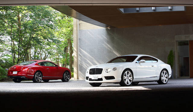 <strong>Bentley Continental GT V8｜ベントレー コンチネンタル GT V8</strong><br />写真奥の赤いクルマもコンチネンタルGT V8だ