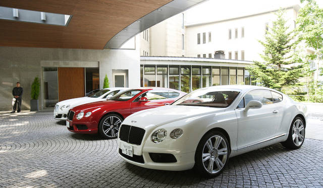 <strong>Bentley Continental GT V8｜ベントレー コンチネンタル GT V8</strong><br />もっとも奥がW12型エンジンのコンチネンタルGT