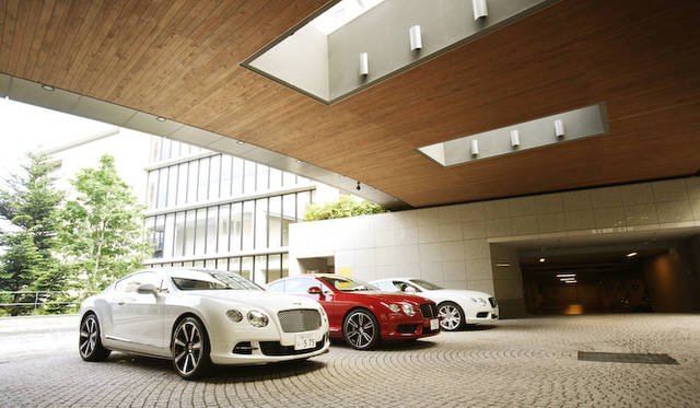 <strong>Bentley Continental GT V8｜ベントレー コンチネンタル GT V8</strong><br />手前の1台がW12型エンジンのコンチネンタルGT