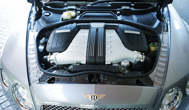 <strong>Bentley Continental GTC｜ベントレー コンチネンタル GTC</strong><br />コンチネンタルGTおよびコンチネンタルGTCに搭載される6リッターツインターボW12型エンジンは 最高出力423kW（575ps）/6,000rpm 最大トルク700Nm/1,700rpmを発生する