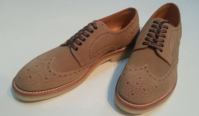 <strong>STYLE WORKS｜スタイルワークス</strong>　上質な英国製スーパーバックスエードを使用。パイピング・シューレースはライトブラウン、ハトメはダークブラウンで重厚感のあるウイングチップをカジュアル仕立てに。アッパーのサンドベージュにホワイトのクレープソールの組み合わせで、メダリオンモチーフにはHIROSHI TSUBOUCHIオリジナルハートメダリオンを採用。STYLE WORKSオリジナル仕様。ハートメダリオンウイングチップ3万9900円