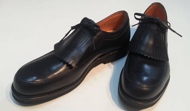 <strong>STYLE WORKS｜スタイルワークス</strong>　着脱可能なクラシックなストームウェルト（泥除け）付きUチップをスポンジソールでカジュアル仕立てに。品のある深いネイビーがドレスダウンしたジャケットスタイルに最適。STYLE WORKSオリジナル仕様。ボックスカーフストームウェルト付きUチップ4万5150円