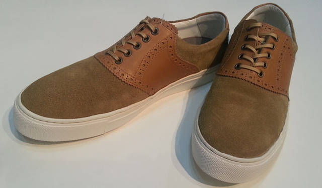 <strong>STYLE WORKS｜スタイルワークス</strong>　サドルシューズを軽快なスニーカー仕立てにアレンジ。その日の気分や好みに合わせて楽しめるように、シューレースをソールカラーのホワイト×ボディと同色の2色付属。HIROSHI TSUBOUCHIコレクションモデル（キャメル・ツインシューレースはSTYLE WORKSオリジナル仕様）。サイドマッケイサドルシューズ2万4150円