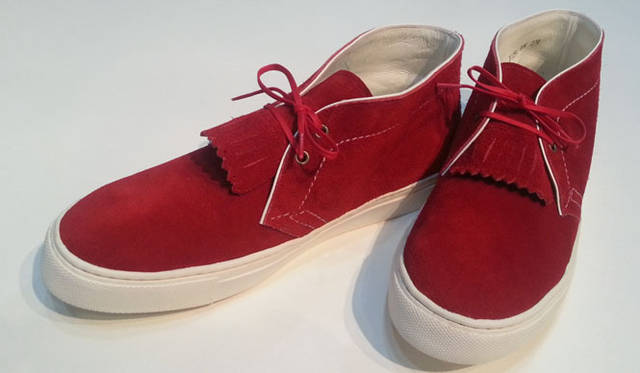 <strong>STYLE WORKS｜スタイルワークス</strong>　軽快なスニーカー仕立てのチャッカブーツ。着脱可能なキルトパーツを遊び心のあるデザインアクセントとして配置。シューレースをソールカラーのホワイト×ボディと同色の2色付属。オールシーズン履けるように、ハトメカラーをオリジナルのホワイトからアンティークゴールドへと変更。HIROSHI TSUBOUCHIコレクションモデル（ライトグレー・ツインシューレース・アンティークゴールドハトメはSTYLE WORKSオリジナル仕様）。サイドマッケイキルトチャッカー2万4150円