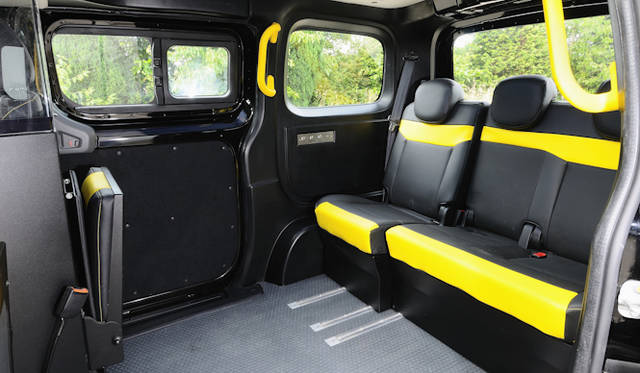 <strong>ＮＩＳＳＡＮ ＮＶ200 LONDON TAXI｜日産 NV200 ロンドンタクシー</strong><br />スライド式の3人掛けシートと、折りたたみのシートがふたり分そなわる