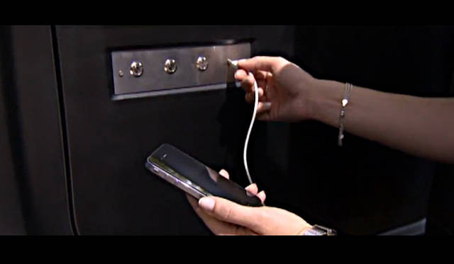 <strong>ＮＩＳＳＡＮ ＮＶ200 LONDON TAXI｜日産 NV200 ロンドンタクシー</strong><br />車内にはスマートフォンなどを充電できるUSBポートをそなえる