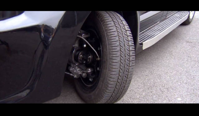 <strong>ＮＩＳＳＡＮ ＮＶ200 LONDON TAXI｜日産 NV200 ロンドンタクシー</strong><br />タイヤの切れ角アップで転回性能が格段に上がっている