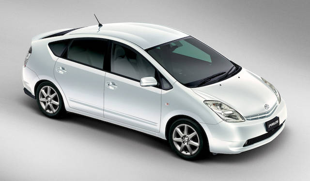 <strong>TOYOTA Prius｜トヨタ プリウス（NHW20型）</strong><br />奇しくもディーゼルの排ガス規制が八都県市で実施された2003年、2代めのプリウスが発売された