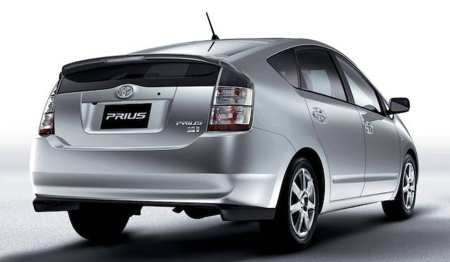 <strong>TOYOTA Prius｜トヨタ プリウス（NHW20型）</strong><br />奇しくもディーゼルの排ガス規制が八都県市で実施された2003年、2代めのプリウスが発売された