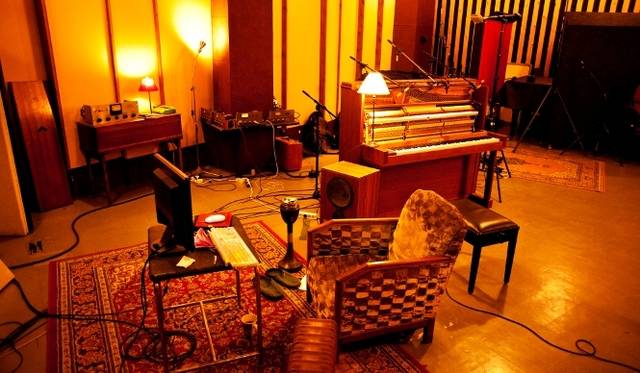 <strong>チリー・ゴンザレス『ソロ・ピアノ II』</strong>　2011年12月、ゴンザレスは自身のピアノをパリのスタジオ「Pigalle」に移し、ひとりスタジオにこもった　© 2012 Alexandre Isard／Gentle Threat All right reserved