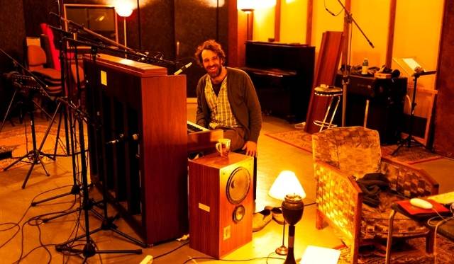 <strong>チリー・ゴンザレス『ソロ・ピアノ II』</strong>　2004年に発売された、代表作にしてポスト・クラシカル・モダンの名盤とされる『ソロ・ピアノ』。その続編をレコーディングするために向かったのが、このスタジオ「Pigalle」だ　© 2012 Alexandre Isard／Gentle Threat All right reserved