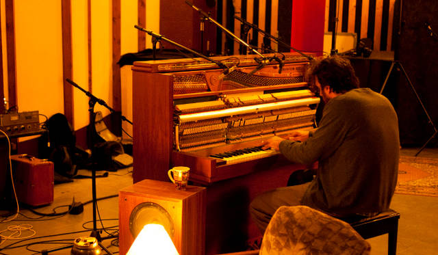 <strong>チリー・ゴンザレス『ソロ・ピアノ II』</strong>　ゴンザレスは「黙ってピアノを弾けよ」と自身に言い聞かせ、ふたたび自らの原点であるピアノと向き合った　© 2012 Alexandre Isard／Gentle Threat All right reserved