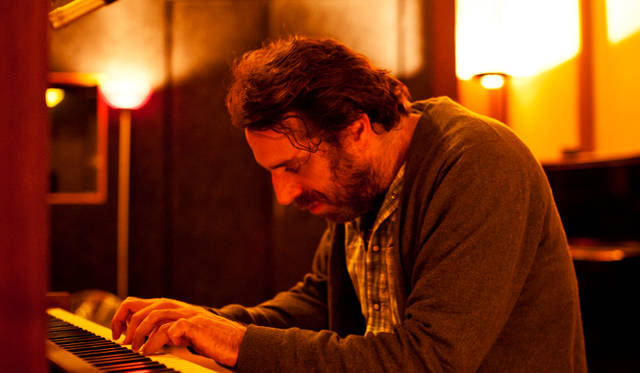 <strong>チリー・ゴンザレス『ソロ・ピアノ II』</strong>　スタジオでは、『ソロ・ピアノ』のリリース以降、8年間にわたって書き貯めてきた100曲以上のメロディのなかから、厳選した楽曲をレコーディング　© 2012 Alexandre Isard／Gentle Threat All right reserved