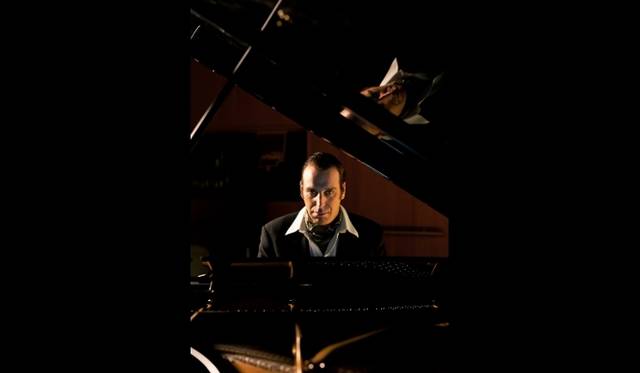 <strong>チリー・ゴンザレス『ソロ・ピアノ II』</strong>　「ピアノっていうのは、たとえば管楽器など命を吹き込むような楽器と比べると表現力が弱いんだよね。複数の鍵盤を同時に押し出して初めて表現の幻想が生まれるんだ。でも、そこまで鍵盤で“歌わせる”のには、それなりの苦労と努力が必要になる」　© 2012 Alexandre Isard／Gentle Threat All right reserved