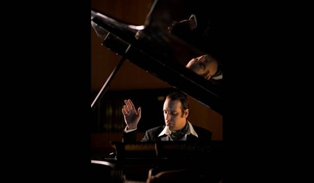 <strong>チリー・ゴンザレス『ソロ・ピアノ II』</strong>　「『ソロ・ピアノ』を出したときは、右も左もわからないまま、とりあえずやっていた感じだったけど、今回は周りからの期待も高いことがわかっていた。でもあえて『ピアノ・ソロ II』とタイトルをつけたのは、ファンに一作目と比べてほしいからなんだ」　© 2012 Alexandre Isard／Gentle Threat All right reserved