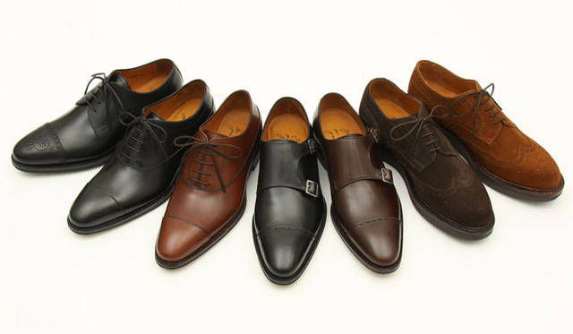 <strong>UNITED ARROWS green label relaxing｜ユナイテッドアローズ グリーンレーベル リラクシング</strong>　「グリーンレーベル リラクシング別注モデル（通常ラインナップ）」　左より／外羽根ストレートチップ、内羽根ストレートチップ（ブラック、ミディアムブラウン）、ダブルモンクストラップ（ブラック、ダークブラウン）、スウェードウィングチップ各2万9925円