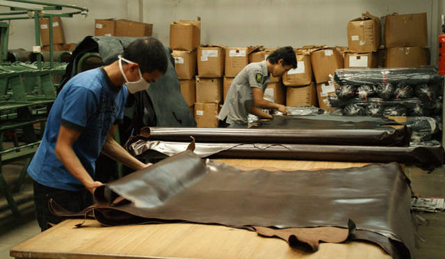 <strong>UNITED ARROWS green label relaxing｜ユナイテッドアローズ グリーンレーベル リラクシング</strong>　＜検反＞フランスやイタリアのタンナーから送られてくる革反物は、すべてひとによる作業で検品されている