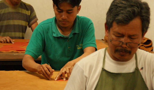 <strong>UNITED ARROWS green label relaxing｜ユナイテッドアローズ グリーンレーベル リラクシング</strong>　＜ハンドクリッキング＞通常は最先端の機械を使用しているが、少量の場合は職人による手作業で裁断している