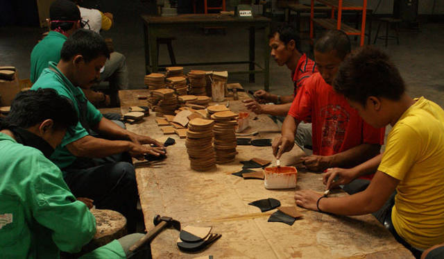 <strong>UNITED ARROWS green label relaxing｜ユナイテッドアローズ グリーンレーベル リラクシング</strong>　＜トップリフト＞多くのブランドはトップリフトを専門業者より調達しているが、ここでは珍しく自社生産をしている