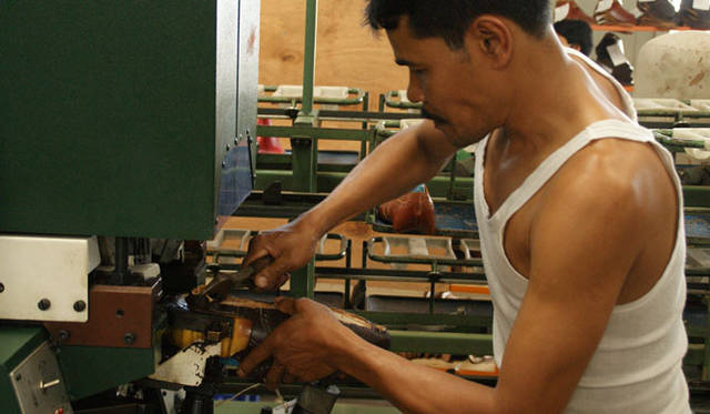 <strong>UNITED ARROWS green label relaxing｜ユナイテッドアローズ グリーンレーベル リラクシング</strong>　＜釣り込み＞アッパー部分を木型に合わせて固定する作業