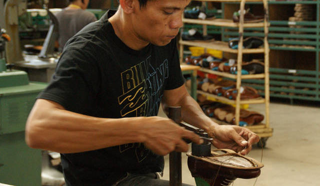 <strong>UNITED ARROWS green label relaxing｜ユナイテッドアローズ グリーンレーベル リラクシング</strong>　＜すくい縫い＞インソールとアウトソール、ウェルトを手作業で縫い付けているハンドウェルテッド仕上げ。熟練された職人のみが可能な作業で1時間に1足しかできない。この作業によって履き心地の良さが生まれる