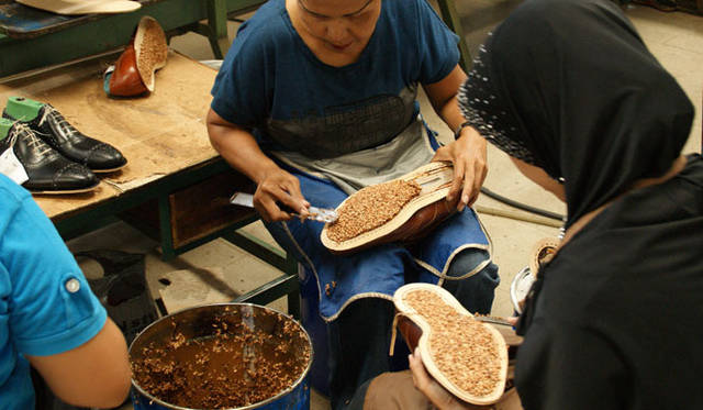 <strong>UNITED ARROWS green label relaxing｜ユナイテッドアローズ グリーンレーベル リラクシング</strong>　＜ソール作成＞インソールとアウトソールの間に使用する大量のコルクは、履きこんだ際のフィット感とほどよいクッション性を生む秘訣