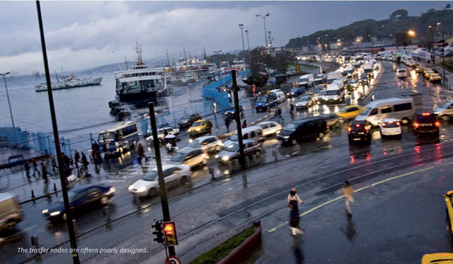 <strong>Audi Urban Future Award｜アウディ アーバン フューチャー アワード</strong>　© Pinar Gediközer, 2012, Istanbul<br />イスタンブール　「交通の結節点のデザインがわるい」と写真に記述されている