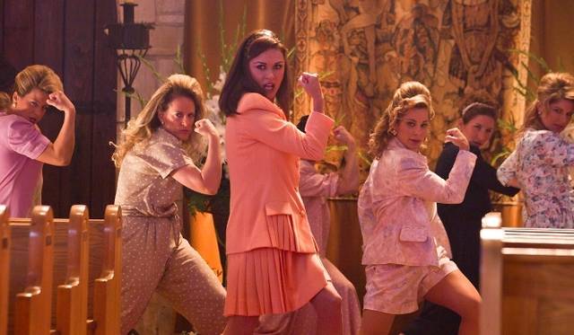 <strong>MOVIE｜『ロック・オブ・エイジズ』</strong>　ミュージカル映画『シカゴ』で華麗なダンスと歌声を披露したキャサリン・ゼタ＝ジョーンズをはじめ、アレック・ボールドウィン、ポール・ジアマッティら、ハリウッドきっての豪華キャストも見逃せない　© 2012 WARNER BROS. ENTERTAINENT INC.