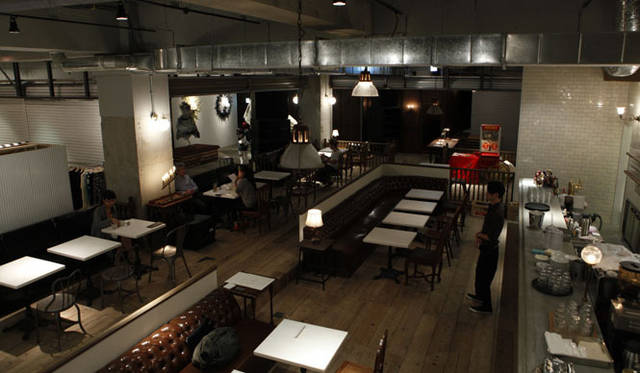 <strong>IDOL｜アイドル</strong>　カフェ＆ラウンジでは、ランチ、ディナーからミッドナイトメニューまで楽しめる