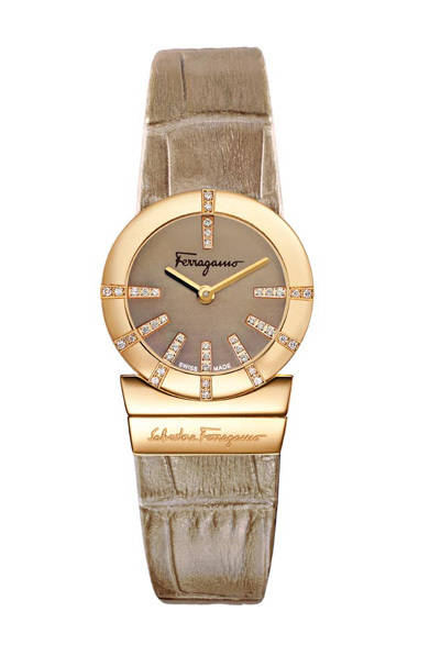 2011年に、夜会のためのウォッチとしてメタルブレスレットのデザインで登場した「ガンチーニ ソワレ」。今年はアイコンのガンチーニ形がより際立つケースに、ダイアルとベゼルには40個のダイヤモンドをあしらい、エナメル製の鮮やかなストラップをまとわせた。洗練された女性らしさを演出してくれる、宝石のようなウォッチである。<br /> <br /><strong>ガンチーニ ソワレ</strong><br />22万1550円<br />クォーツ、直径23mm、 SS（ゴールドIP仕上げ）×ダイヤモンド<br /> <br />GMインターナショナル<br />Tel. 03-5828-9080