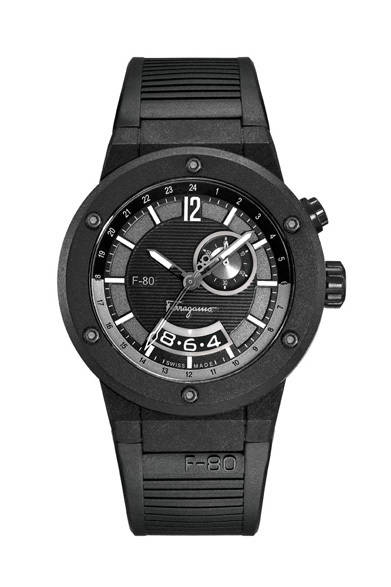 サルヴァトーレ フェラガモのブランド創設80周年を記念して作られた「F-80」に、カーボンファイバーをケース素材に使用した、見た目の美しさと機能とを兼ね備えたモデルが新登場。24時間のデイナイト表示のデュアルタイムと、2時位置にはスモールセコンド、6時位置には日付表示をし、ジェットセッターにはうれしいGMT機能を搭載した。<br /> <br /><strong>F-80 </strong> <br />19万9500円<br />クォーツ、直径44mm、カーボンファイバー×ラバーストラップ<br /> <br />GMインターナショナル<br />Tel. 03-5828-9080