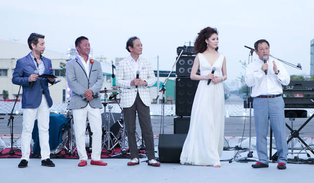 <strong>Lexus Spindle Night｜レクサス スピンドル ナイト</strong><br />（右から）豊田章男 社長、レクサスアンバサダーの森理世さん、レクサスインターナショナル伊勢清貴プレジデント、レーシングドライバー木下隆之さん、司会のクリス・ペプラーさん