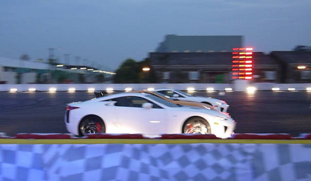 <strong>Lexus Spindle Night｜レクサス スピンドル ナイト</strong><br />レクサスLFA 3台が織りなす華麗なショー