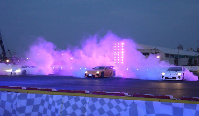 <strong>Lexus Spindle Night｜レクサス スピンドル ナイト</strong><br />レクサスLFA 3台が織りなす華麗なショー。タイヤをバーンアウトさせもうもうと煙を上げ、ステージを盛り上げる
