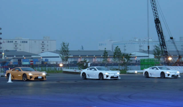 <strong>Lexus Spindle Night｜レクサス スピンドル ナイト</strong><br />レクサスLFA 3台が織りなす華麗なショー
