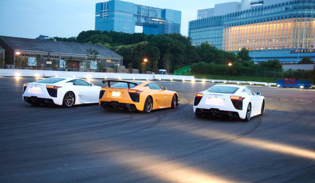 <strong>Lexus Spindle Night｜レクサス スピンドル ナイト</strong><br />レクサスLFA 3台が織りなす華麗なショー