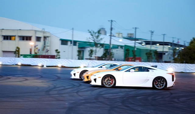 <strong>Lexus Spindle Night｜レクサス スピンドル ナイト</strong><br />レクサスLFA 3台が織りなす華麗なショー