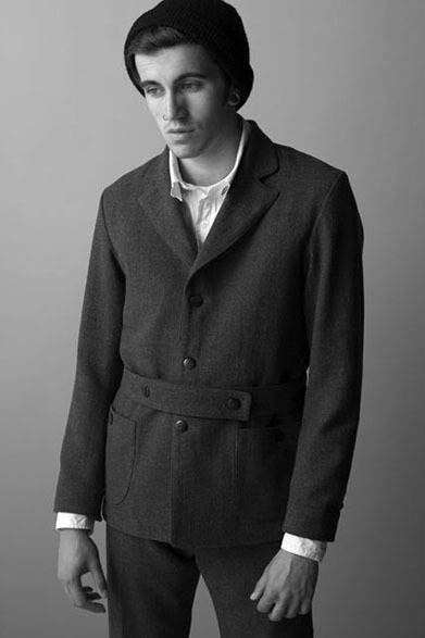 <strong>FILL THE BILL｜フィル ザ ビル</strong>　2012-13年秋冬コレクション　WOOL JACKET 4万7250円、STANDARD DRESS SHIRTS 1万8900円、WOOL TROUSER 3万2550円