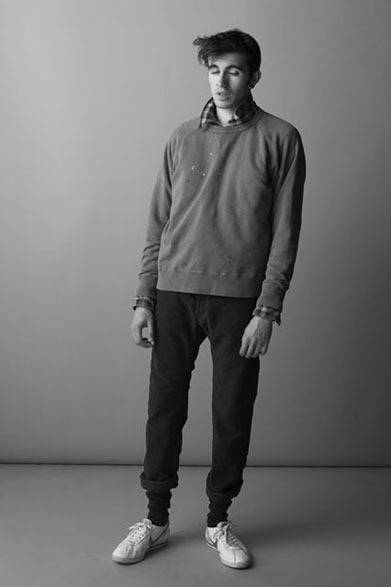 <strong>FILL THE BILL｜フィル ザ ビル</strong>　2012-13年秋冬コレクション　OLD WASH SWEATER 2万3100円、STANDARD CHECK WORK SHIRTS 1万8900円、FIVE POCKET MOLESKIN PANTS 2万1000円