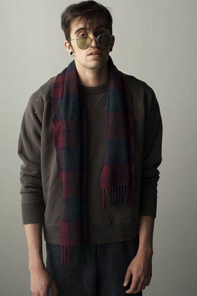 <strong>FILL THE BILL｜フィル ザ ビル</strong>　2012-13年秋冬コレクション　OLD WASH SWEATER 2万3100円、GROSS OVER ALL 3万6750円