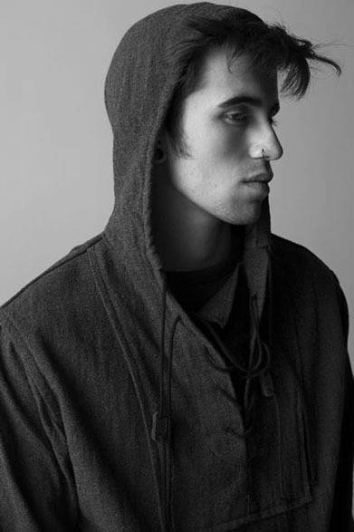 <strong>FILL THE BILL｜フィル ザ ビル</strong>　2012-13年秋冬コレクション　WOOL PULLOVER PARKA 4万3050円、OLD YARN THERMAL U-NECK 1万3650円